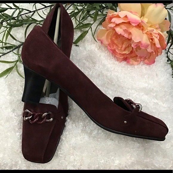 Merlot Suede Bella-Vita 3β Pump chain detail. 11WW - Picture 2 of 5